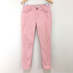 🌺Pretty in pink!🌺
Cabi skinny jeans. Size 6. Inseam 29.5